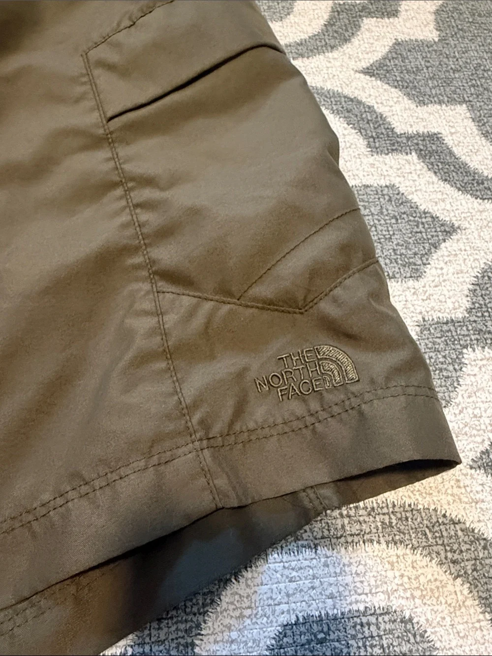 The North Face Men’s XL Olive Army Green drawstring lined shorts built in belt